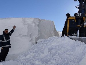 Şırnak’ta Kar Kalınlığı Dozer Boyunu Aştı, Eksi 17 Derecede Çalışmalar Devam Ediyor