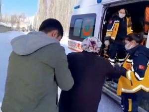 Ambulans Mahsur Kaldı, Yaşlı Hastaya Ekiplerin Çalışmasıyla Ulaşıldı