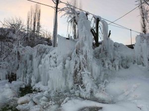 Uludere’de Çeşme Borusunun Patlamasıyla Buz Sarkıtları Oluştu