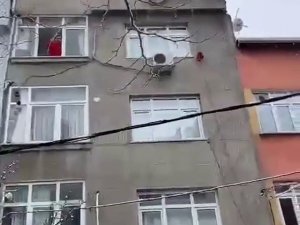 Vatandaşın Soğuktan Camları Buz Yapan Aracına Bulduğu İlginç Çözüm Kamerada