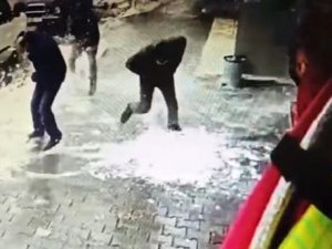 Kaldırımda Yürüyen Vatandaşların Üzerine Çatıdan Kar Kütlesi Düştü