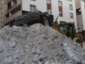 Hakkari’de 16 İş Makinesiyle Kar Taşınıyor