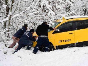 Yalova’da Kar Sebebiyle Araçlar Yoldan Çıktı