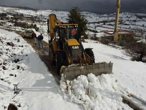 Tarsus’ta Ekiplerin Karla Mücadelesi Aralıksız Sürüyor