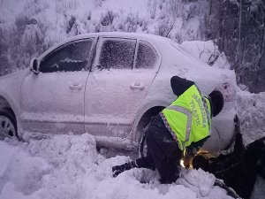Geçirdikleri Kazada Donmak Üzere Olan Aileyi Jandarma Ekipleri Isıttı