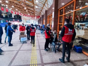 Yollarda Kalanlar Barınaklarda Konaklıyor