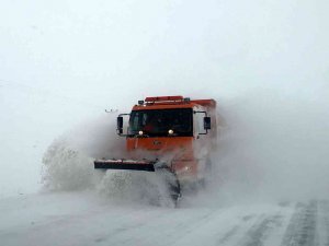 Bayburt’ta Kar, Tipi Ulaşımı Aksatıyor