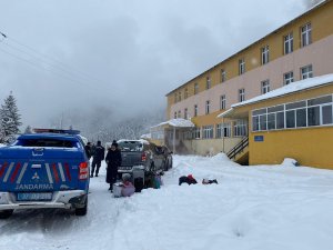 Okullarında Mahsur Kalan Öğrenciler Evlerine Ulaştırıldı