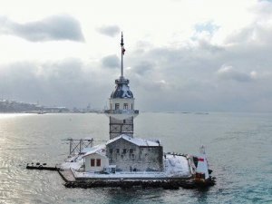 Beyaz Gelinliğini Giyen Kız Kulesi Fotoğrafçı Akınına Uğradı