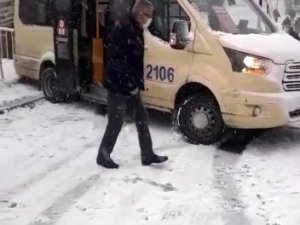 Küçükçekmece’de İçi Dolu Yolcu Minibüsü Kaydı