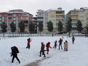 Kar Yağışının Keyfini Çocuklar Çıkarıyor