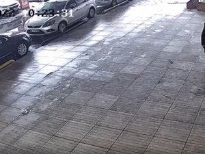 Çöken Çatının Altında Kalmaktan Saniyelerle Kurtuldu