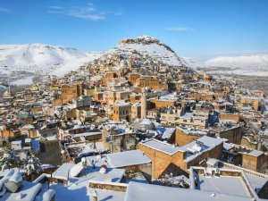 Mardin’de Karla Birlikte Tarihi Yapılar Beyazla Süslendi