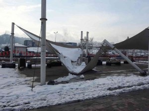 Kar Ağırlığını Kaldıramaya Brandalar Çöktü, Direkler Yıkıldı
