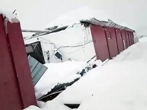 2 Metreye Ulaşan Kar Ahırları Yıktı