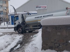 Su Şebekeleri Donan Aile İçin Belediye Ekibi Seferber Oldu