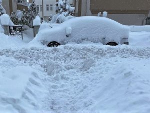 Tokat’ta Araçlar Kar Altında Kayboldu