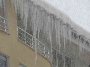 Bingöl’de Buz Sarkıtlarının Boyu 1 Metreyi Buldu