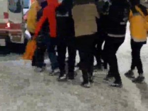 Sultangazi’de Karda Yürüyüş Yaparken Düşen Kişinin Yardımına Polisler Koştu