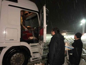 Amasya’da Yolda Mahsur Kalan Tır Sürücülerine Yardım