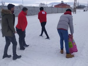 Türk Kızılay Diyadin Gönüllüleri Sokak Hayvanlarını Unutmadı