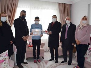 Evde Eğitim Alan Öğrencilerin Karne Sevinci