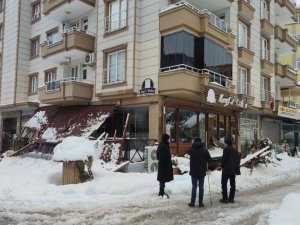 Gaziantep’te Çatıdan Düşen Karlar İş Yerlerine Zarar Verdi