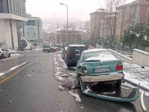 İ̇stanbul’da Kar Kazası: Yokuş Aşağıya Kayan Cip 11 Araca Çarptı