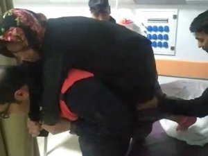 Fedakar İtfaiyeci Engelli Hasta Kadını Sırtında Taşıdı