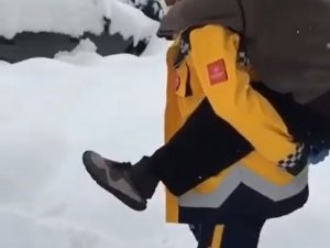 Kar Yolları Kapadı, Sağlık Görevlisi Hastayı Sırtında Taşıdı