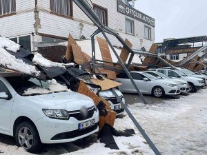 Şanlıurfa’da Çatının Üzerine Çöktüğü 23 Otomobil Zarar Gördü