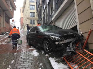 Sokak Araları Buz Pistine Döndü, Bir Araç Kayarak Garaja Daldı