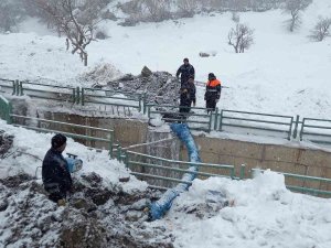 Hakkari’de Donan Su Şebekeleri Onarılıyor
