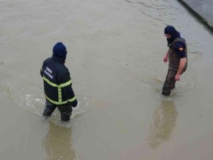 İ̇tfaiye, Dereye Düşen Cep Telefonunu Bulmak İçin Buz Gibi Suya Girdi