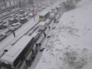 E-5 Karayolu Haramidere-beylikdüzü Arası Yoğun Kar Yağışı Ve Tipi Nedeniyle Tamamen Trafiğe Kapandı. Yolda Kalan Araçlar Drone İle Havadan Görüntülendi.