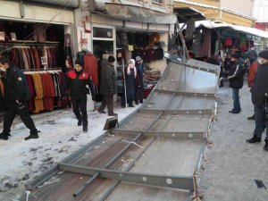 Kar Yığınını Taşıyamayan Tente Çöktü, 1 Kişi Yaralandı