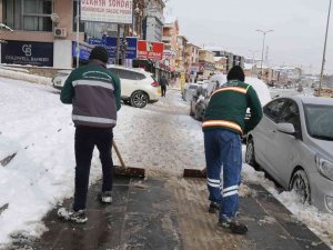 Gölbaşı Belediyesi Ekipleri Kar Mesaisinde