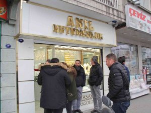 Kuyumcuya Silahlı Gasp: Altınları Alıp Kayıplara Karıştı