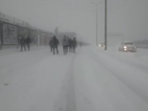 Toplu Taşımaya Binemeyen Vatandaşlar E-5 Yol Kenarında Yürüyerek İlerledi