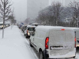 Karda Yolda Kalan Vatandaş Tepki Gösterdi: "İ̇stanbul Diyorlar, İ̇mamoğlu Diyorlar, Bu Hal Nedir"