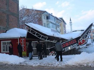 Malatya’da Kar Nedeniyle Oto Parkın Çatısı Çöktü