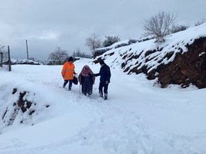 Yol Kardan Kapandı, Hasta Kadının İmdadına Ekipler Yetişti