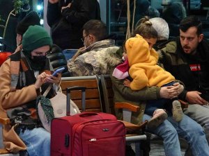 Yüzlerce Vatandaş Terminalde Kaldı
