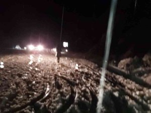 Yaz Turizmin Gözde İlçesinde, Kar Yolları Kapattı