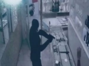 Silahla Girdi, Altınları Alıp Kayıplara Karıştı