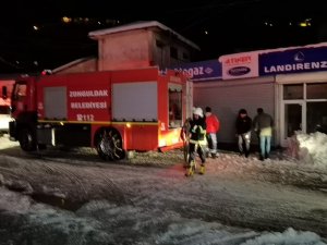 Ekipler Yangında Dumandan Etkilenerek Ölen Adamı Balkonda Buldu