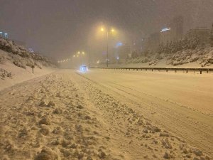 İ̇stanbul’da Tem Ve D-100 Karayolu Kar Yağışı Sonrası Beyaza Büründü, Sürücüler Güçlükle İlerledi