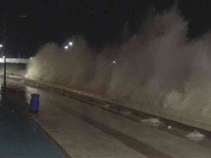 İ̇zmir’de Fırtına Nedeniyle Deniz Taştı