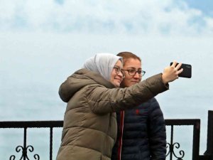 Sabah Uyandıklarında Kar Yağışı Gören Antalyalılar Kendini Sokağa Attı
