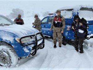 Jandarmadan Yolda Mahsur Kalanlara Yardım